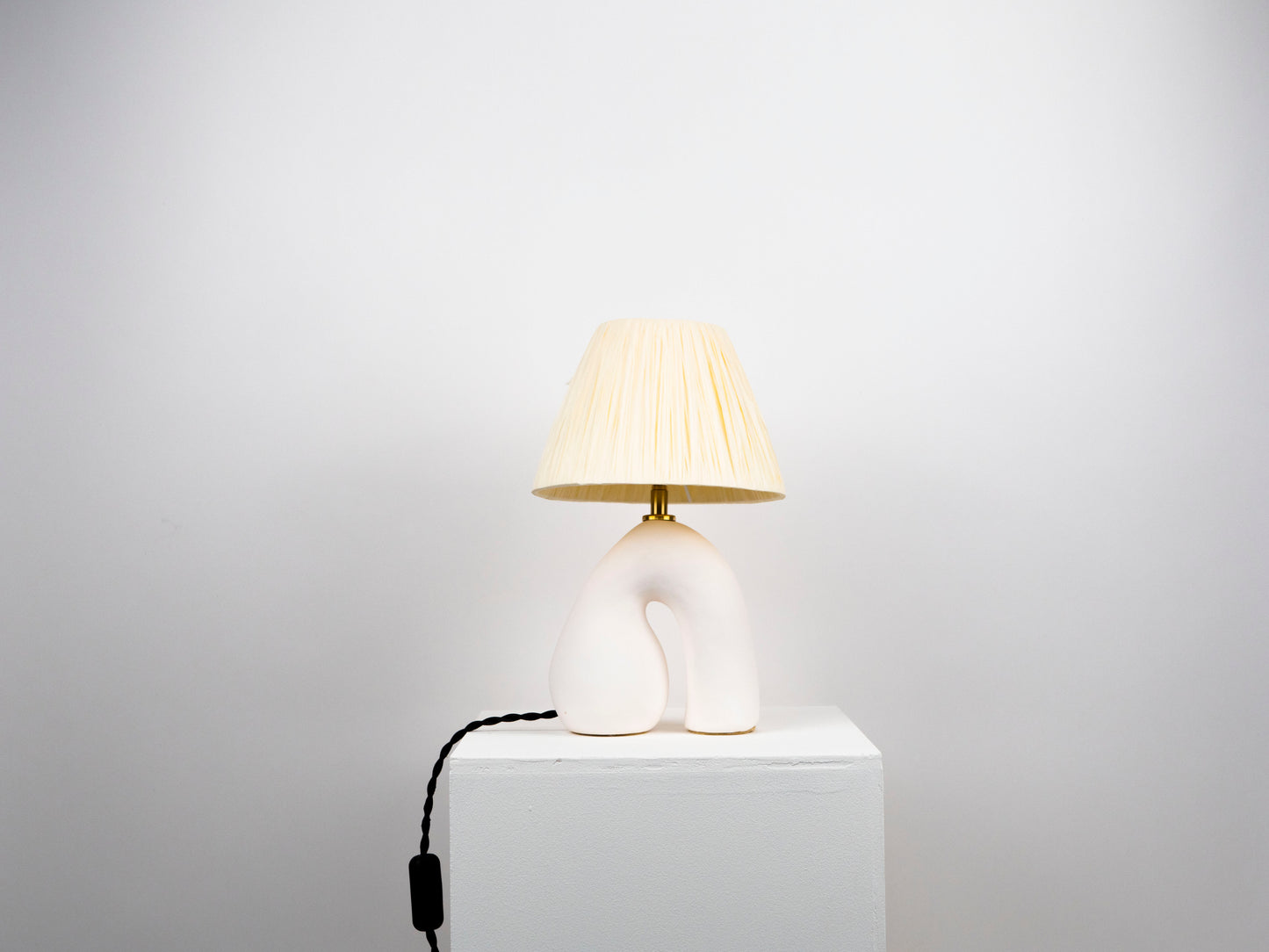 Opposèe Table Lamp- Matte White