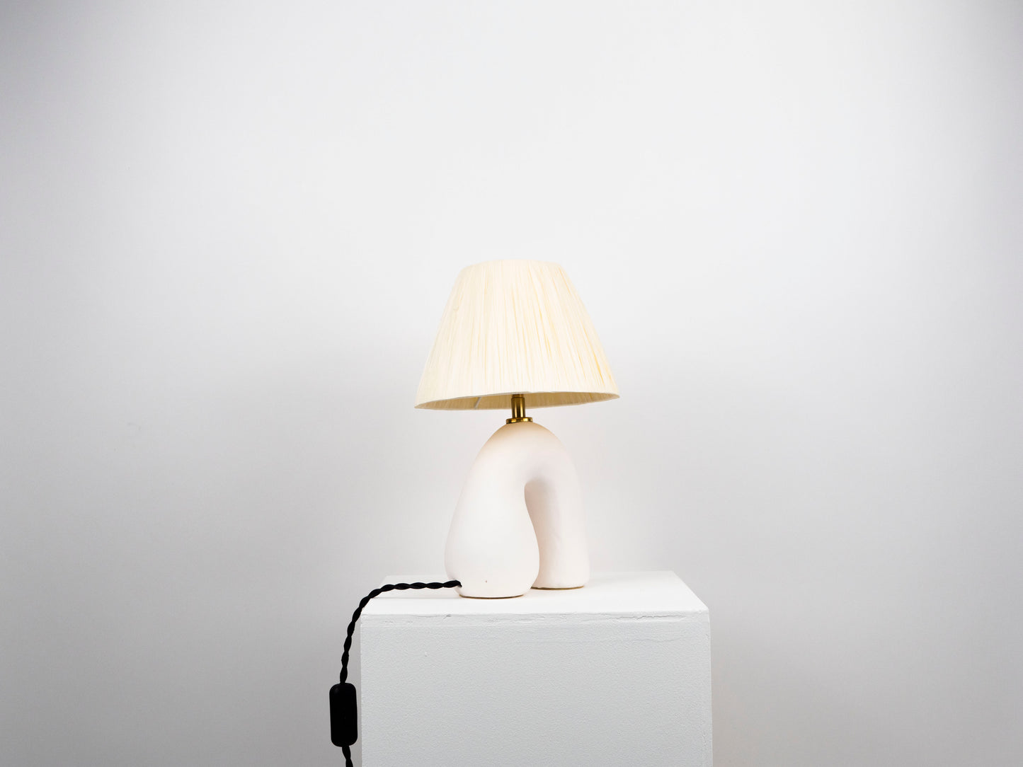 Opposèe Table Lamp- Matte White