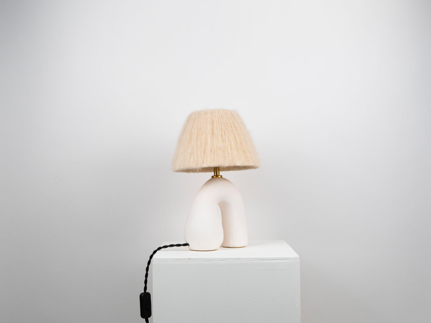 Opposèe Table Lamp- Matte White